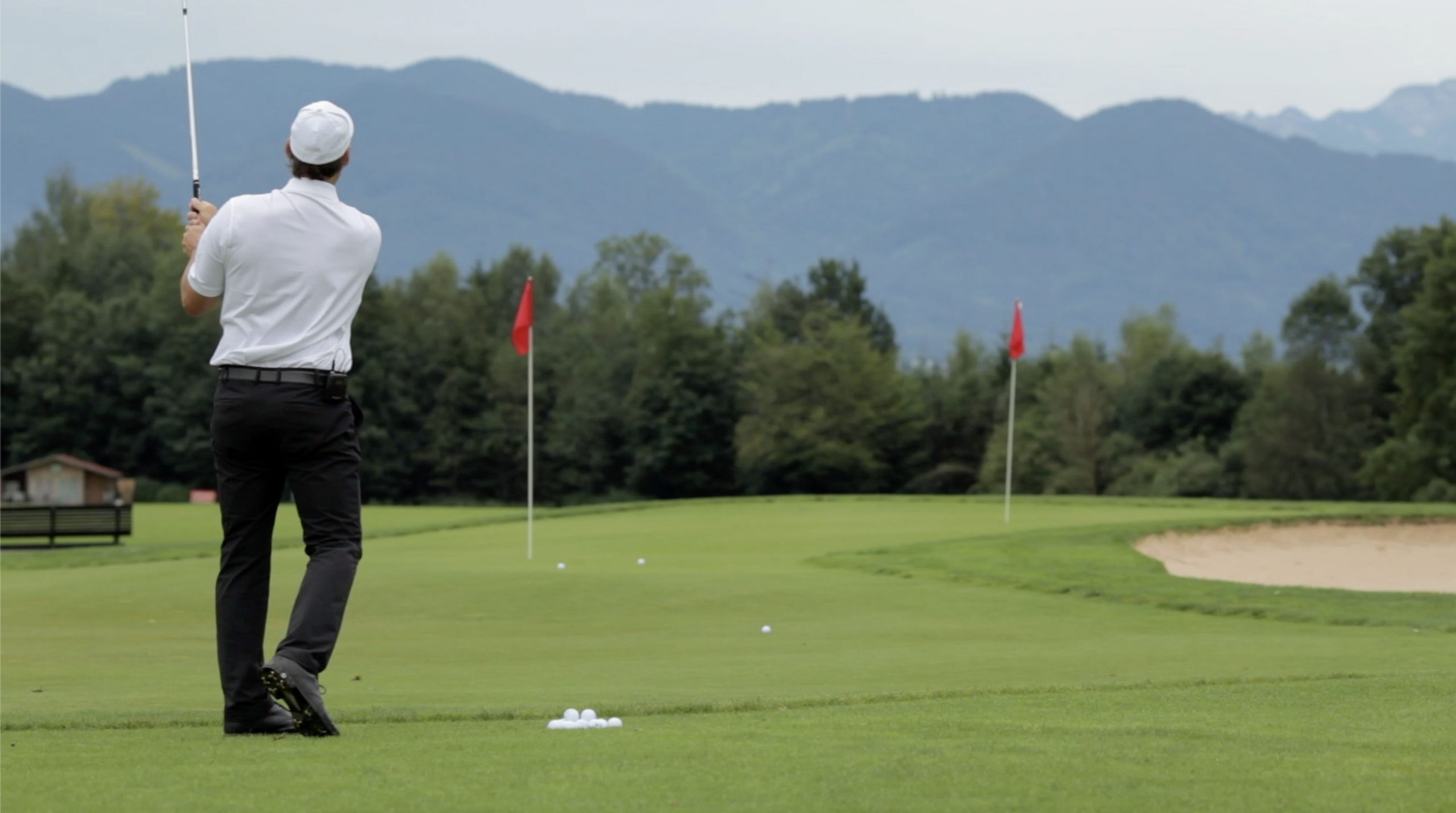 Golf - Übungsgrün mit Fahnen - Christian Neumaier im Golfclub Beuerberg