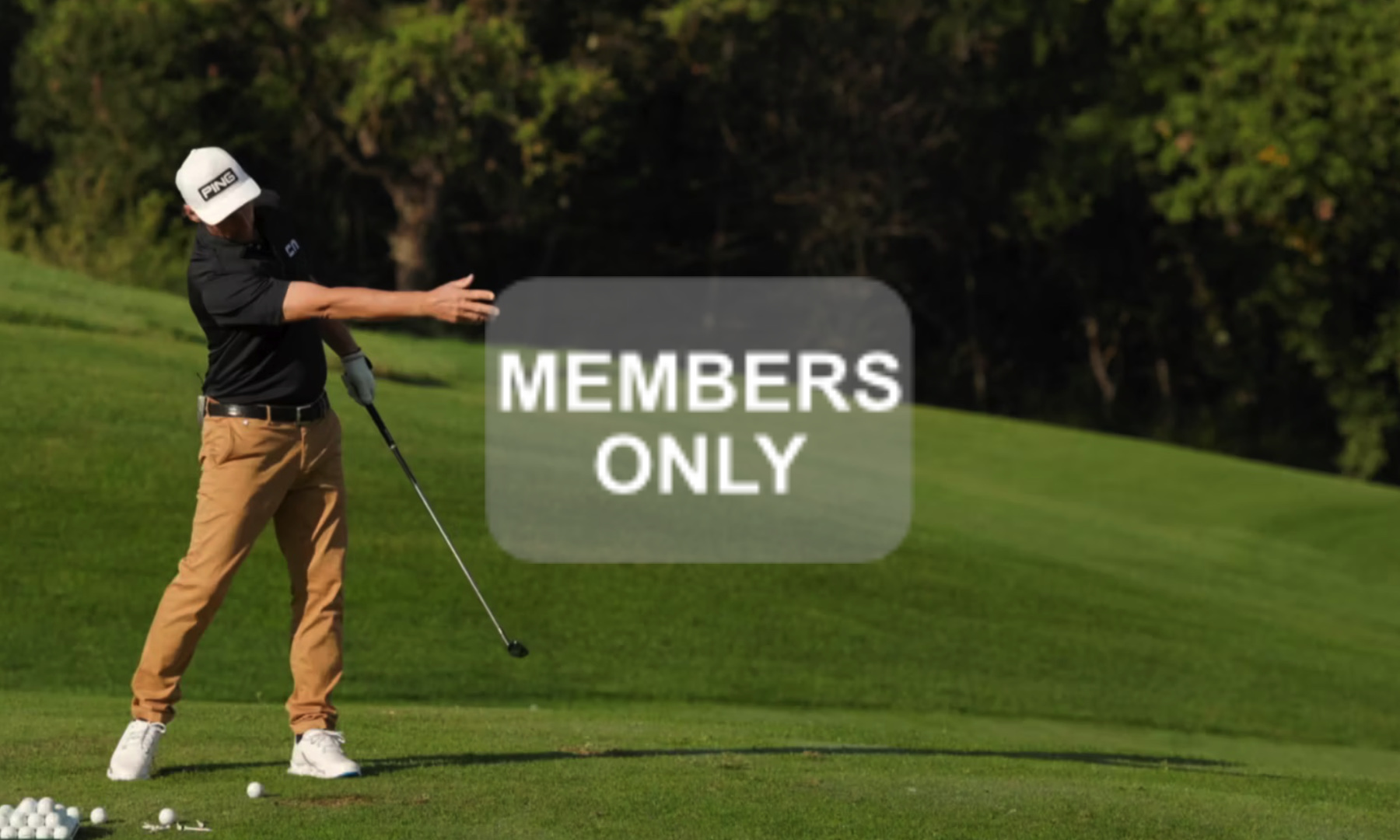 ONLINE GOLF TRAINING | GOLF LERNEN MÜNCHEN | DER RECHTE ARM | LÄNGE UND RICHTUNG ONLINE GOLF TRAINING | GOLF LERNEN MÜNCHEN | DER RECHTE ARM | LÄNGE UND RICHTUNG In diesem Trainingsvideo zeige ich die Funktion des rechten Arms in der Golfbewegung. Der rechte Arm kann Ihnen viel mehr Länge schenken, aber er ist auch ein Garant für die absolute Richtungskontrolle. Lernen Sie mehr über die Funktion des rechten Arms und trainieren Sie die gezeigten Bewegungsvorstellungen für mehr Kontrolle über die Richtung mit viel mehr Schlagkraft! ONLINE GOLF TRAINING | GOLF LERNEN MÜNCHEN | DER RECHTE ARM | LÄNGE UND RICHTUNG Golf lernen mit dem Golf lernen Videoportal – mit einem der besten Golflehrer Deutschlands – Christian Neumaier. Besser Golf spielen lernen mit dem Leiter der Golfschule Beuerberg - südlich von München! Alles für Ihr Golftraining! Wollen Sie mehr über unseren wundervollen Golfsport erfahren? Alles über unseren Sport finden Sie im Golf lernen Videoportal! https://www.christian-neumaier.com